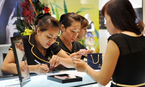 Giá vàng trong nước đang co hẹp dần khoảng cách với thị trường quốc tế.