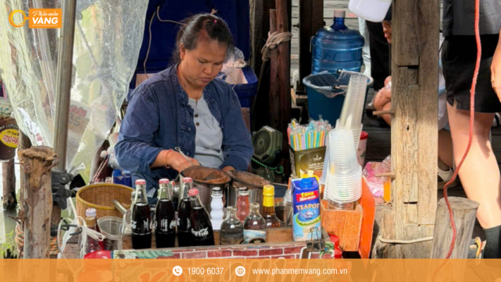 Ghe bán trà sữa tại Chợ nổi 4 miền